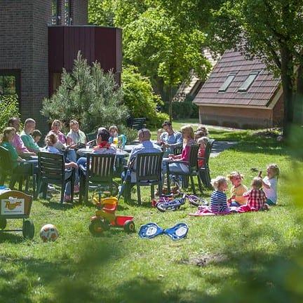 Familie in de tuin van De Katjeskelder in Oosterhout, Noord-Brabant