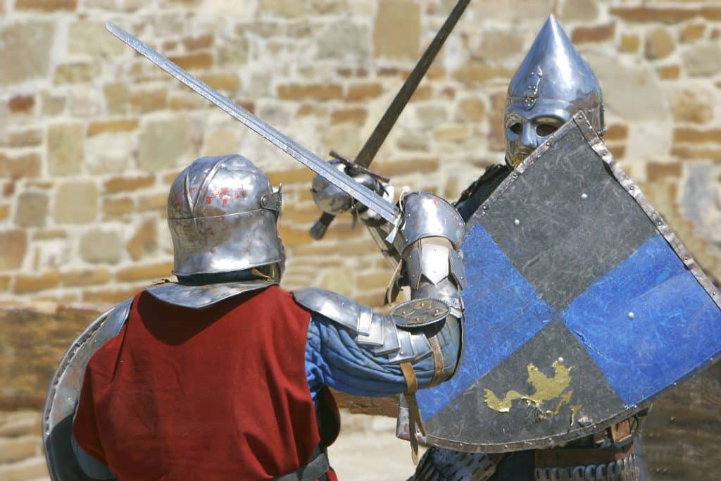 Twee ridders vechten tegen elkaar met zwaard en schild