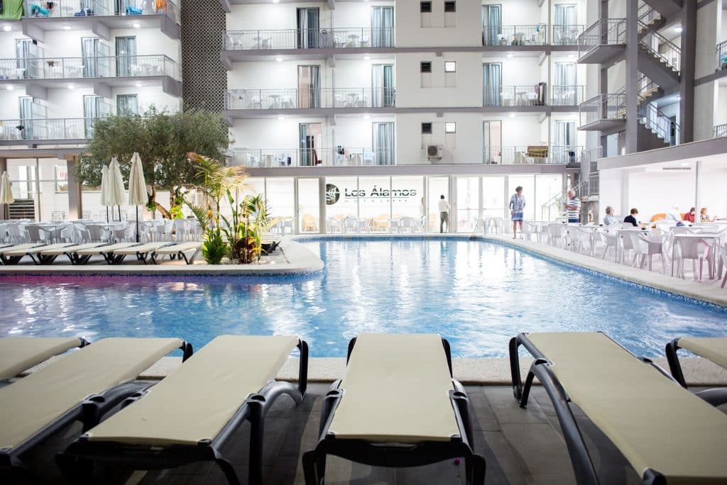 Zwembad van hotel Los Alamos in Benidorm, Spanje
