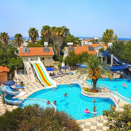 Zwembad met glijbanen van Riverside Garden in Kyrenia, Cyprus