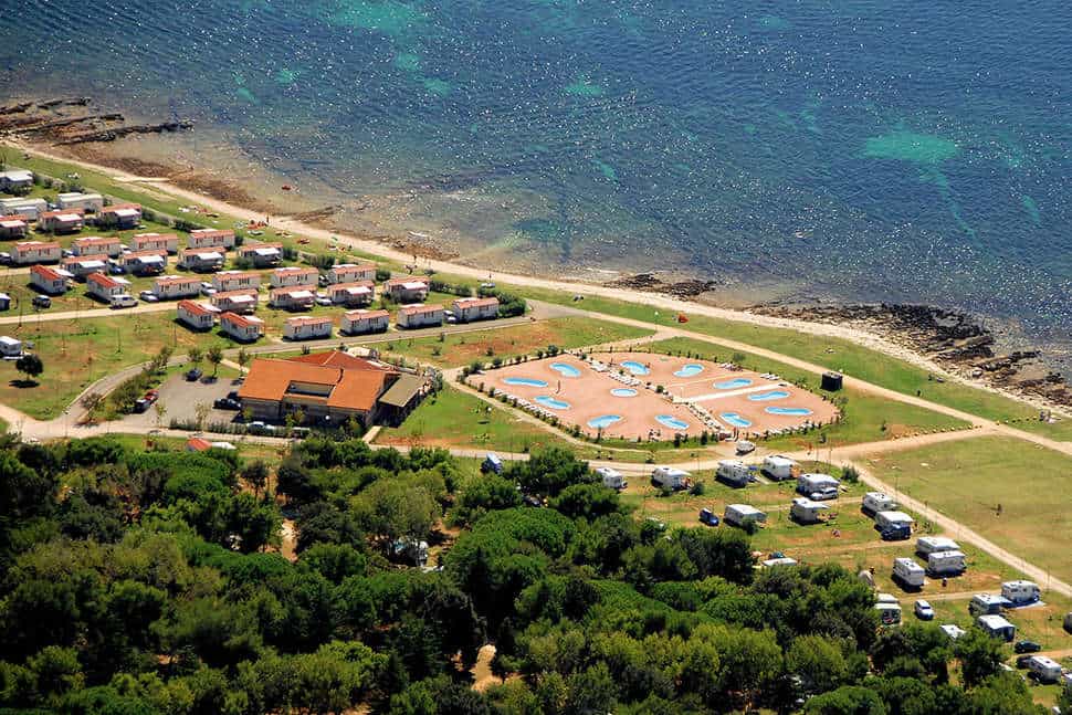 Zwembaden en strand van Camp Kazela in Medulin, Kroatië