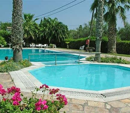 Zwembad van Gerekos Apartments in Kontokali op Corfu