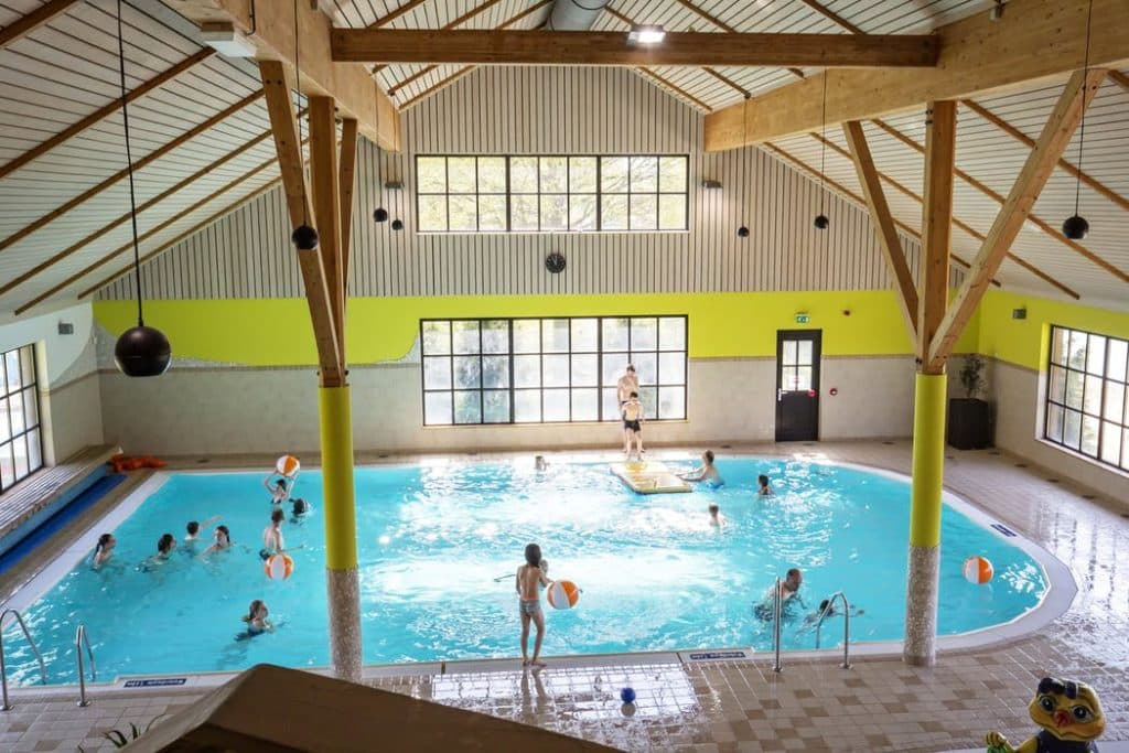 Binnenzwembad van Europarcs Resort Limburg in Susteren, Limburg