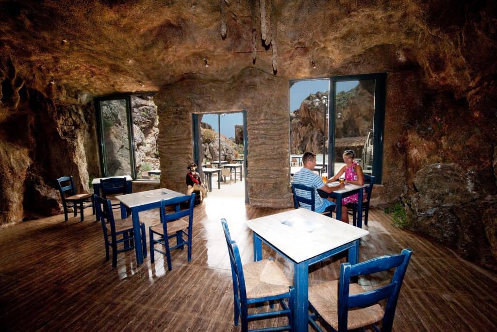 eten in een grot bij Kalypso Cretan Resort en Spa in Plakias, Kreta