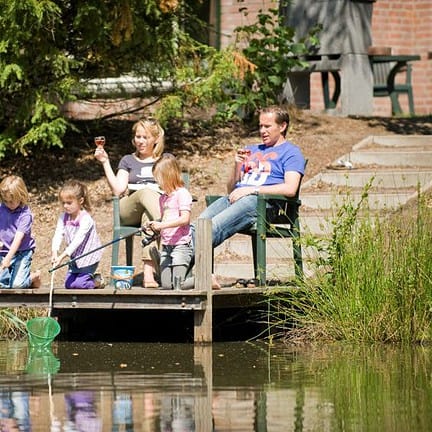 Familie aan het water in Weerterbergen in Weert, Limburg
