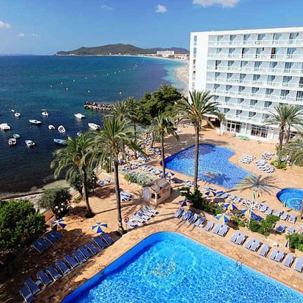 Zwembaden van Sirenis tres Carabelas in Playa d'en Bossa, Ibiza
