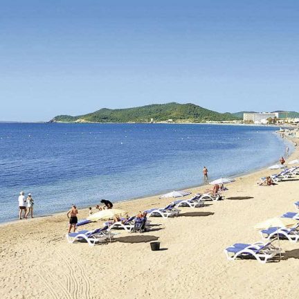 Strand van Sirenis tres Carabelas in Playa d'en Bossa, Ibiza