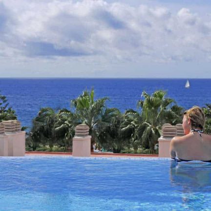 Uitzicht op zee vanuit het zwembad van Appartementen CuraSol in Puerto Rico, Gran Canaria