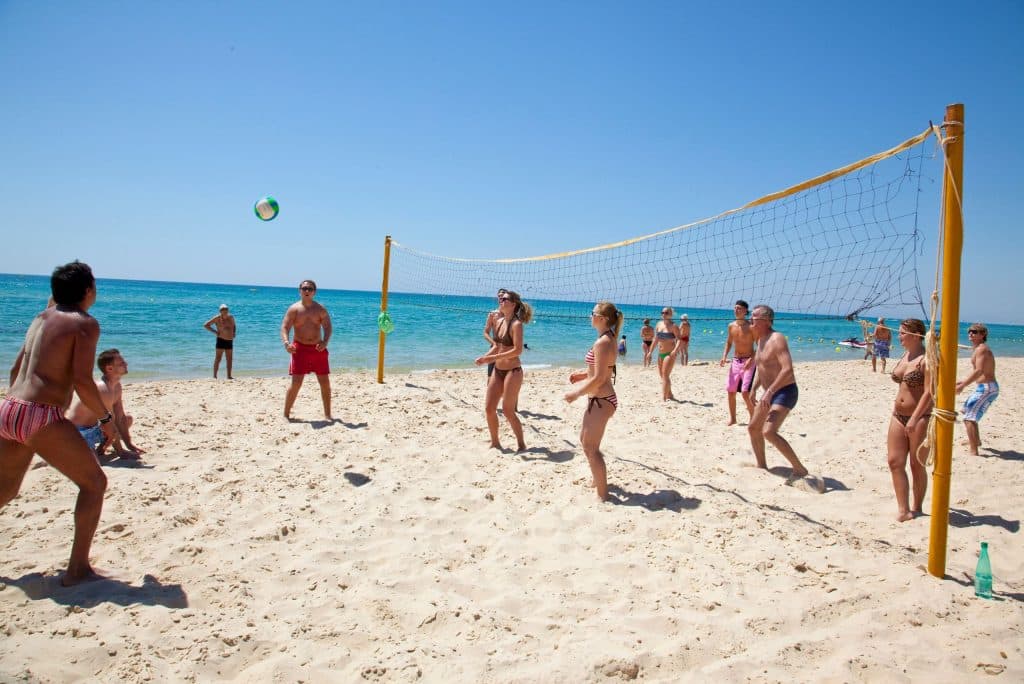 Volleybal op het strand van Samira Club in Hammamet, Tunesië