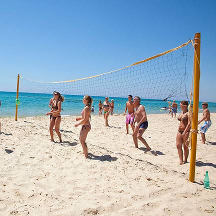 Volleybal op het strand van Samira Club in Hammamet, Tunesië