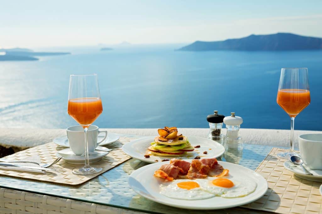 Grieks ontbijt bij de zee in Griekenland