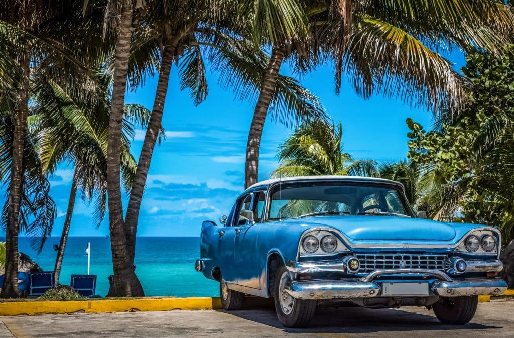 Oude auto bij het strand van Varadero in Cuba