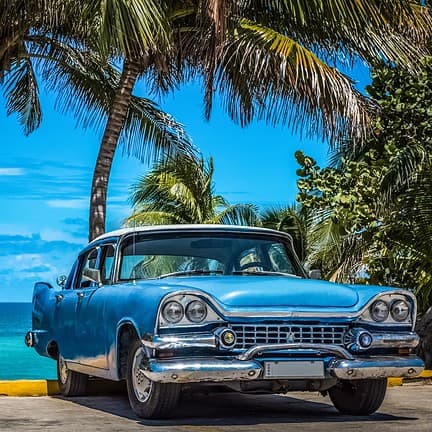 Oude auto bij het strand van Varadero in Cuba