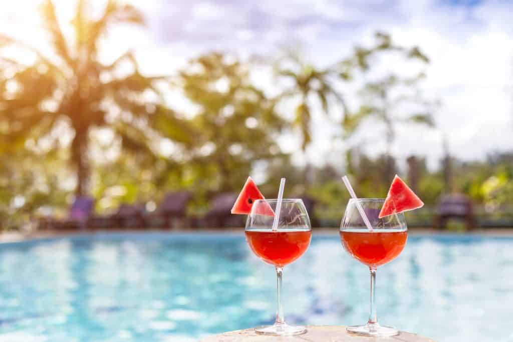 Cocktail bij het zwembad