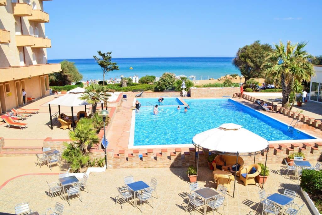 Zwembad van Hotel Club Eloro in Noto, SicilieZwembad van Hotel Club Eloro in Noto, Sicilie