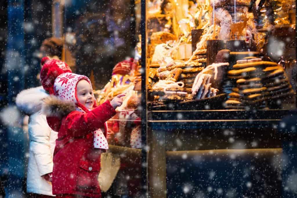 Kinderen op de kerstmarkt in Duitsland