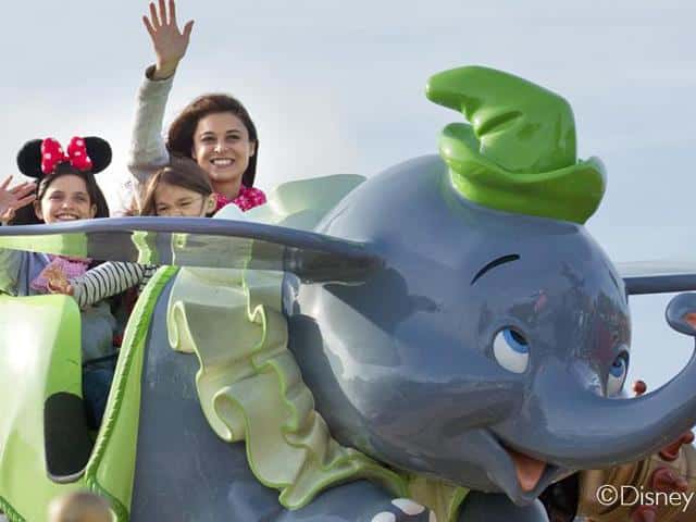 Vrouw en kinderen in attractie Dombo in Disneyland Parijs