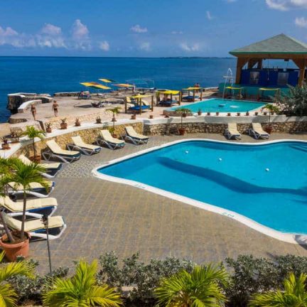 Zwembad van Samsara Cliffs hotel in Negril, Jamaica