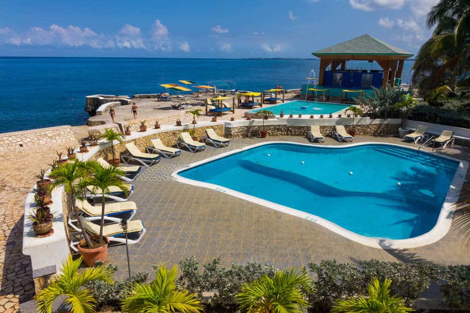 Zwembad van Samsara Cliffs hotel in Negril, Jamaica