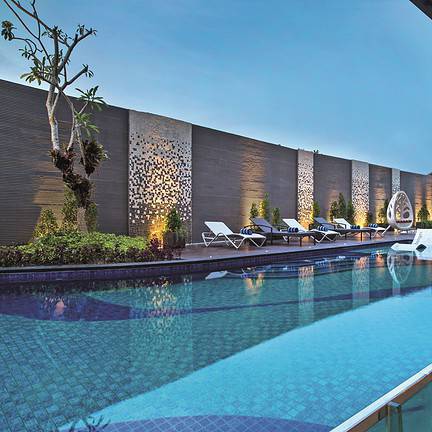 Zwembad van hotel Ibis Style Bali Petitenget in Seminyak op Bali