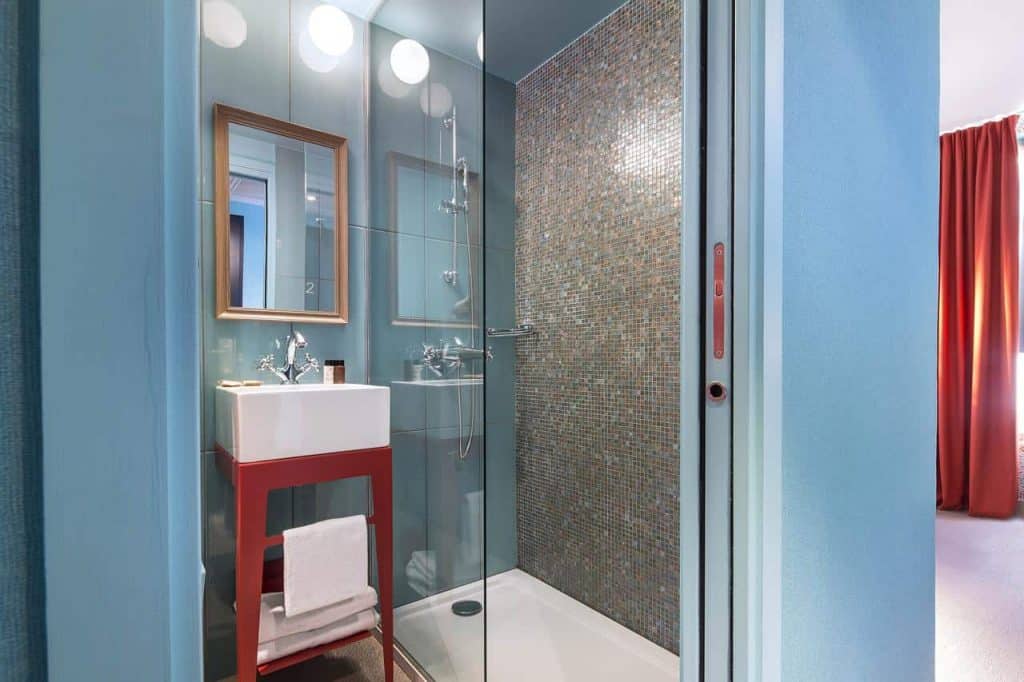 Badkamer in hotel josephine in Parijs, Frankrijk