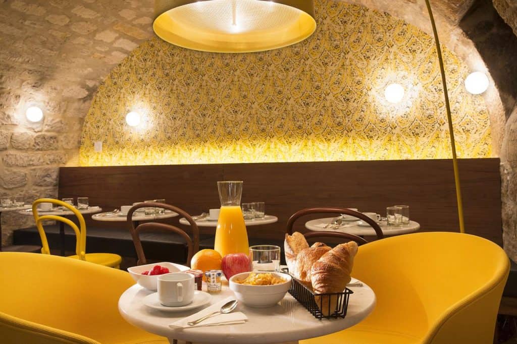 Ontbijt in hotel josephine in Parijs, Frankrijk