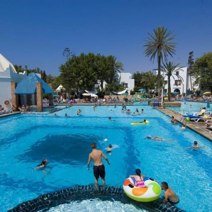 Zwembaden van hotel Pueblo Tamlelt in Agadir, Marokko