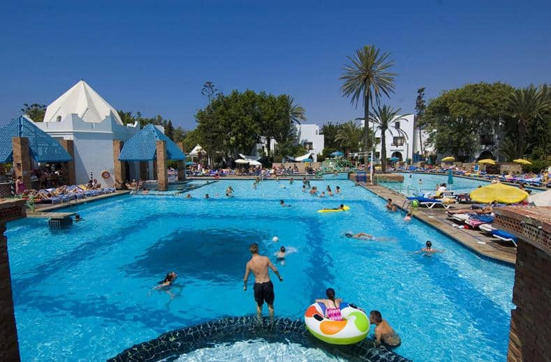 Zwembaden van hotel Pueblo Tamlelt in Agadir, Marokko
