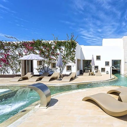 Ligstoelen bij het zwembad van Grand Palladium White Island in Playa d'en Bossa, Ibiza