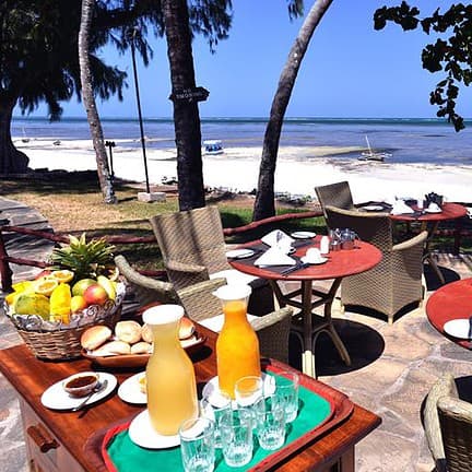Ontbijt aan zee van Severin Sea Lodge in Mombasa, Kenia