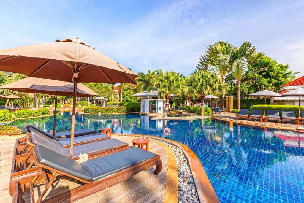 Liggbedden van Wora Bura Hua Hin Resort en Spa  in Hua Hin, Thailand
