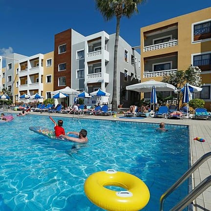 Zwembad van Damon Kefalos in Paphos, Cyprus