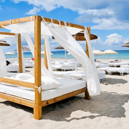 Strandbedden op het strand van Playa d'en Bossa op Ibiza, Spanje