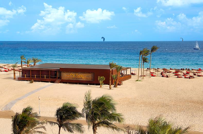 Strand van Hilton Cabo Verde Sal Resort in Santa Maria, Kaapverdië