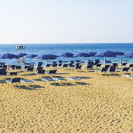 Strand van Hotel S'Alphio Garden in Giardini-Naxos, Sicilië
