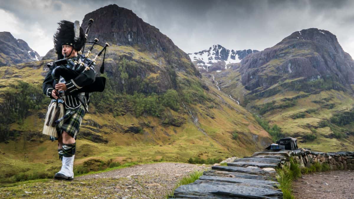 Traditionele schot met doedelzak in de Schotse Hooglanden