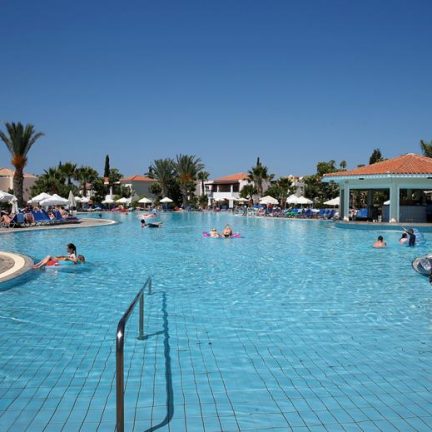 Zwembad van Avanti Village in Paphos, Cyprus