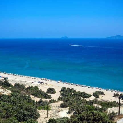 Zonnig strand op Kos, Griekenland
