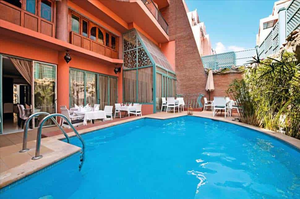 Zwembad van Hotel le Caspien in Marrakech, Marokko