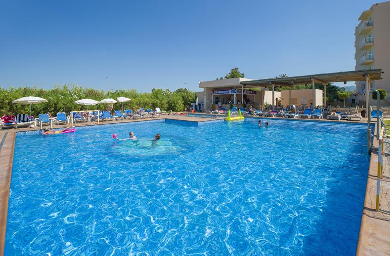 Zwembad van Invisa Hotel Es Pla in San Antonio, Ibiza