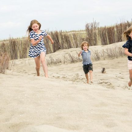 Spelen in de duinen van Schoorl, Noord-Holland