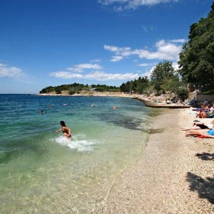 Strand van Hotel Zorna in Poreç, Kroatië