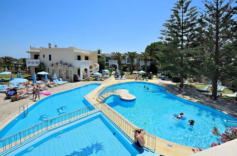 Zwembaden van Kastalia village hotel in Kamisiana, Kreta