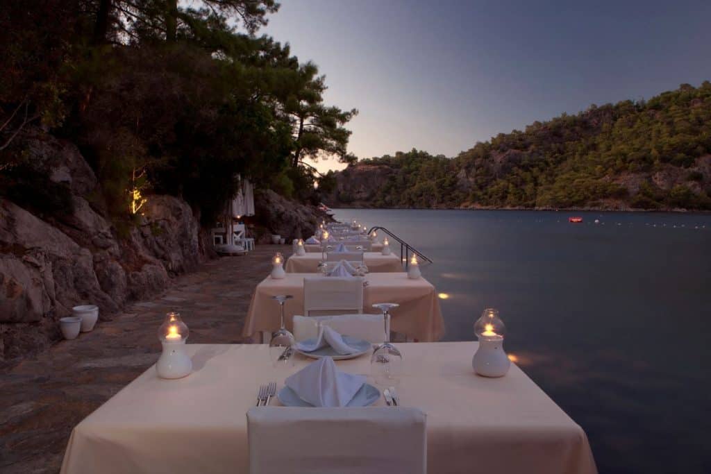 Diner van Hillside Beach Club in Fethiye, Turkije