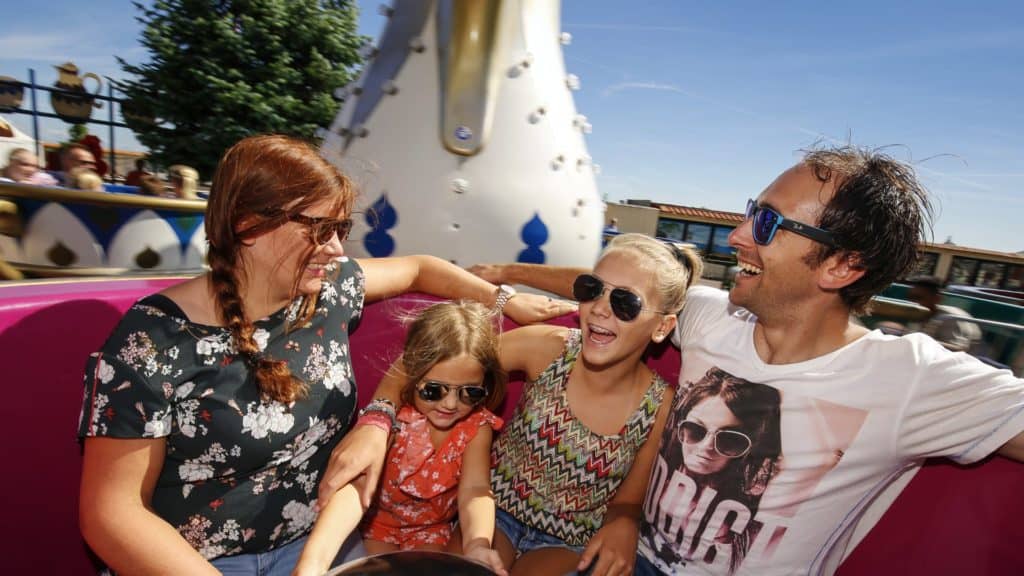 Familie in attractie van Kernie's Familiepark in Wunderland Kalkar