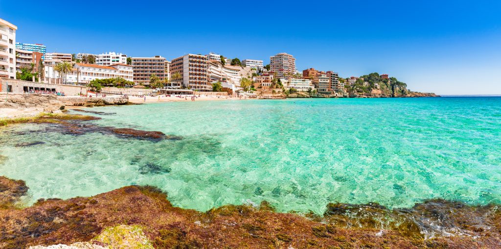 Helderblauwe zee aan de kust van Cala Mayor in Palma de Mallorca, Mallorca
