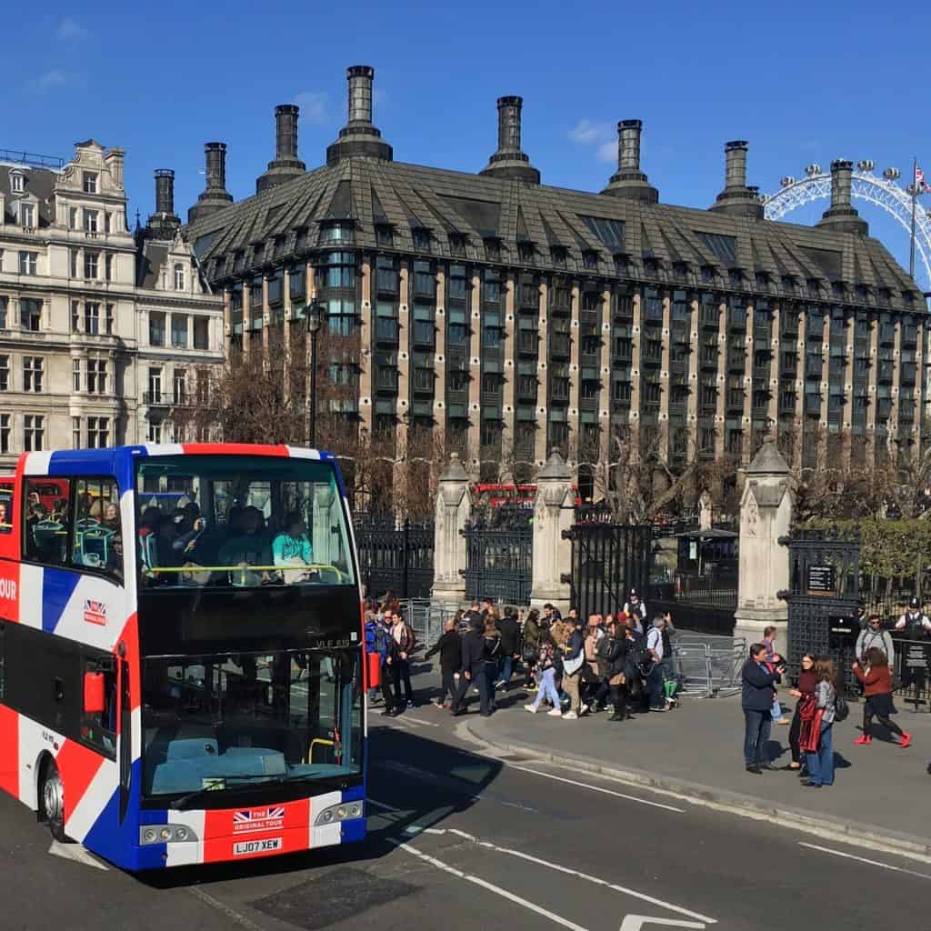 Een hop-on-hop-off bus in Londen, Engeland