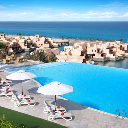 Zwembad van Hotel The Cove Rotana in Ras Al-Khaimah, Verenigde Arabische Emiraten