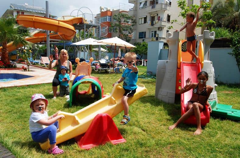Kinderen van Grand Zaman Garden in Alanya, Turkije