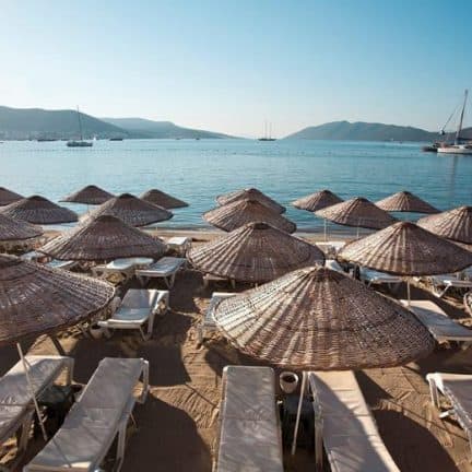Strand van Salmakis Beach Resort en Spa in Bodrum, Turkije